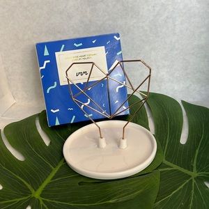 Coxet wire heart ceramic jewelry holder